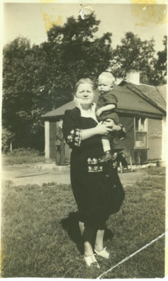 aunt Sarah holding Glenn